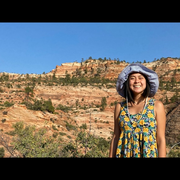 Meet your Posher, Courtney - Picture 1 of 5